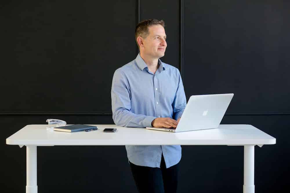How to use a sit-stand desk